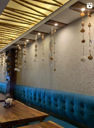 Detalhe de conchas suspensas e estofado turquesa