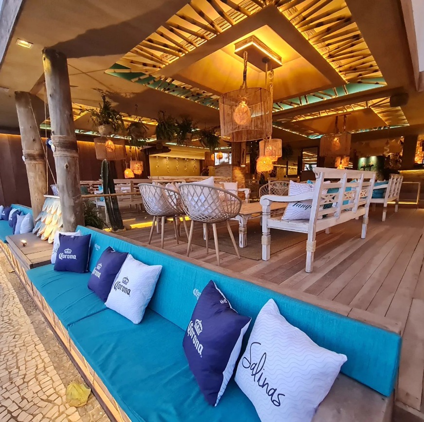 Lounge com almofadas turquesa e Corona